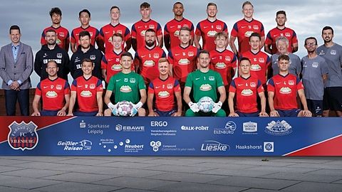 Obere Reihe:Michael Schlicht (28), Dongmin Kim (29), Pascal Sauer (22), Lennert Möbius (19), Benjamin Luis (22), Tim Bunge (26), Toni Majetschak (27), Adam Fiedler (29) Mittlere Reihe:Stephan Hofmann (Sportl. Leiter), Sascha Prüfer (Cheftrainer), Ronny Meißner (Co- Trainer), Patrick Aguilar (21), Adrian Jarosch (21), Alexander Vogel (25), Niklas Borck (18), Alec Nathe (21), Eckhard Hohlfeld (Mannschaftsleiter), Volker Richard (Zeugwart), Marko Sindik (Physiotherapeut) Untere Reihe:Christoph Bartlog (30), Noah Baumann (20), Emmanuel Pickroth (21), Philipp Sauer (27), Andreas Naumann (29), Kevin Wadewitz (20), Nils Tzeuschner (18)