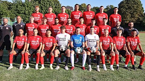 hintere Reihe v. l.: Noah Michel, Toni Reljic, Jeff Thielmann, Masih Saighani, Julian Dudda, Jan-Philipp Häuser, Ted Likaj
mittlere Reihe v. l.: Enis Dzihic (Trainer), Robert Cue (Torwart-Trainer), Patrick Schorr, Peter Jost, Alit Usic, Vassilios Porporis, Ren Gatamura, Murad Mahmudov, Demyan Imek, Kerem Acar, Metahan Karadavut (Spielausschuss)
vordere Reihe v. l.: Kamil Yikilmaz, Daniel Henrich, Kodai Hayashi, Danylo Shchepkovskyi, Felix Koob, Marco Kapias, Julian Scheffler, Nils Knecht, Eray Eren