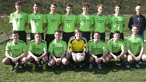 Hinten von links: Andreas Hofbauer, Sebastian Schmidpeter, Alex Rogl, Andreas hummel, Simon Kunert, Josef Hobauer, Kapitän Andreas Buchner und Coach Rudi Zierer; vorne von links: Tobias Kerle, Martin Buchner, Martin Schultes, TW Thomas Buchner, Josef Forster, Johannes Bauer und Tobias Fischl