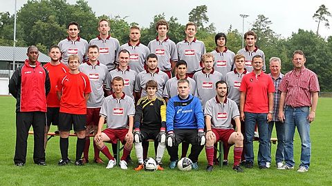 Hinten v.l.: Knopf, Hackel, Arnold, Reccius, Schwab, Kern, Bensch
Mitte v.l.: Co-Trainer Albert Dadson, TW-Trainer Kai Vetter, Trainer Yves Nagoruy, Haberland, 
Co-Trainer Lars Müller, C. Öztürk, E. Öztürk, Seibeck, Bechthold, Vors. Gottwald, SpA Barth, SpA K. Sailer
Vorne v.l.: Bourdoux, Fischer, Mecklenburg, Bös.     Foto: Pfeifer