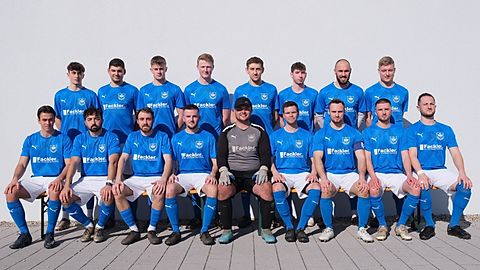 hinten von links: Tkac Samuel, Fackler Thomas, Fröschl Sebastian, Tyroller Thomas, Tkac Andreas, Reiser Elias, Spiertrainer Haas Christopher und Reitberger Daniel
vorne von links: Polat Noah, Tkac Rudi, Tkac Daniel, Spiess Stefan, Lehner Johannes, Spieler Patrick, Mayer Daniel, Donaubauer Stefan und Spielertrainer Bährle Marcus