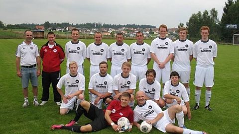 h.l. Betreuer Werner Kilger, Trainer Harald List, Philipp Looser, Oliver Landegl, Christian Moosbauer, Thomas Pöschl, Jonas Westenberger, Markus Hobelsberger, Felix Westenberger,
m.l. Josef Brunner, Maximilian List, Markus Jell, Simon Eder, Markus Schießl,
v.l. Michael Kilger und Wilhelm Neukirchinger