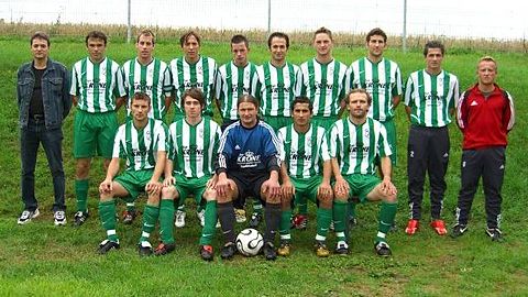 Hinten v.l.: Georg Lehmeier, Karl-Heinz Forster, Stephan Meier, Alexander Lehmeier, Benjamin Höll
Turan Korkut, Andreas Kühner, Markus Spitz, Zegir Bajaktari, Manfred Hiesch
Vorn v.l.: Markus Biberger, Andreas Allgayer, Klaus Schüssel, Refki Bajaktari, Steven Theilig