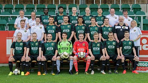 Das Oberliga-Teasm des Heeslinger SC für die Saison 2015/2016. Hintere Reihe von links: Trainer Hans-Jürgen "Hansi" Bargfrede, med. Betreuerin Anja Klintworth, Stephen Famewo, Erkan Sardas, Dennis Klindworth, Jannis Müller, Nico Finke, Betreuer Torsten Krüger, Betreuer Stephan Hülskötter. Mittlere Reihe von links: Co-Trainer Dominique Schneider, Torwart-Trainer Björn Müller, Oliver Warnke, Dominik Bremer, Raphael Balzer, Enis Busch, Sebastian Sautner, Fußball-Obmann Andreas Kurth, Physiotherapeutin Christina Fitschen. Vordere Reihe von links: Fabian Völkner, Pascal Voigt, Syuleyman Shakirov, Arne Exner, Jannis Trapp, Darvin Stüve, Oliver Gerken, Marco Sobolewski. Zum Kader gehören außerdem noch Kevin Rehling, Daniel Grimm,  Alexander Huhn und Mirko Lippold. (Foto Demmer)