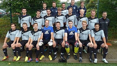 hinten v.l.:

Alexander Steimel, David Braun, Fernando Sanchez Cortes, Kevin Hoffmann, Johannes Hohn

Mitte v.l.:

Fabian Rödder, Philipp Wonnert, Florian Ehm, Nils Steimel, Mario Kulbach, Andreas Dung, Eugen Toews, Trainer Kosta Pentazidis

sitzend v.l.:

Michael Gadomski, Dennis Hellen, Kevin Becker, Martin Biallas, Henning Schmitt, Lukas Gratzl, Lukas Kötting, Blerim Fazlijaj