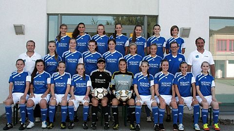 stehend v.l.n.r: Jana Flesch, Gina Willwerding, Mira Meyer, Maike Ewald, Jacqueline Schmitz, Johanna Pohlen, Michelle Reifenberg
Mitte: Trainer Günter Karthäuser, Andrea Ditscheid, Theresa Rach, Vanessa Theis, Marie Kusch, Lena Christ, Lea Scherer, Co.Trainer Bernd Simon, Betreuer Christoph Schneider
Sitzend: Marie Reifenberg, Sabrina Huber, Franziska Simon, Lea Kasper, Julia Moskovic, Jana Robin, Nina Frick, Saskia Kirchen, Anne Belsius, Sarah Endres