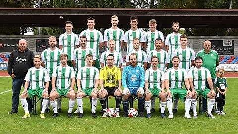 oben links: Markus Ellinger, Florian Paukner, Christian Weidgans, Moritz Hartl, Patrick Weinzierl, Stefan Kröll
mitte von links: sportlicher Leiter Alexander Frensch, Quirin Grabolle, Simon Gsimbsl, Christof Kastenmeier, Pascal Fischer, Andreas Kröninger, Daniel Dobler, 1. Vorsitzender SpVgg Osterhofen Werner Sixt
unten von links: Spielertrainer Thomas Wallner, Felix Friedberger, Max Zacher, Leon Hofmeister, Thhomas Haberl, Stefan Haberl, Michael Kapfhammer, Artem Kunstmann