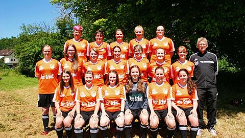 Hintere Reihe von links: Svenja Becker (Buschauer), Carina Becker, Sarah Thome, Carlotta Hippchen, Julia Rindsfüßer.
Mittlere Reihe von links: Daniela Richter (Fuchs), Nina Bauer, Katrin Mayer, Sarah Klos, Lisa Gerhardt, Alexandra Spohn, Sandra Fuchs, Betreuer Volker Roberts.
Vordere Reihe von links: Sally Riefer, Elena Loch, Sabine Schiffke (May), Eva Bernhard, Nathalie Fried, Maximiliane Johann.
Es fehlen: Julika Schulz, Sarah Eltges, Katharina Laub, Gabriella Bruni, Lena Müller, Jürgen Dotzauer (Abteilungsleiter)