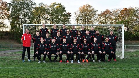 hintere Reihe von links: Pingen, Jonas, D.Wego, Töpfer, Filz, C.Wego
mittlere Reihe von links: Kölsch (Trainer SVI), Jahn, Klein, S.Schiffer, L.Raasch, Hochhausen, Ochsenfort, P.Dinslaken, M.Raasch (Trainer SVII)
vordere Reihe von links: Illig, Marx, J.Dinslaken, C.Schiffer, Wüster, Franzen, Trebels