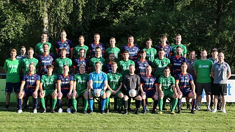 sitzend, v.l.: Mario Beez, Luis Beck, Thorben Schäffner, Johannes Vohmann, Kevin Sprügel, David Wolpert, Nils Langolf, Robin Schäffner, Jannik Ebert, Jakob Scheppachstehend, v.l.: Ralf Beck (Trainer SGM2), Benedikt Täger (Abteilungsleiter), Daniel Kempf, Jan Sprügel, Florian Käpplinger, Marius Bader, Johannes Müller, Nico Keitel, Moritz Lang, Jannes Keim, David Kempf, Marius Muntean, Felix Beck (Vorstand Fußball), Patrick Gutknecht (Trainer SGM1), Andreas Englert (Betreuer), Thomas Zenkert (Abteilungsleiter)hinten, v.l.: Marian Riegler, Luca Sturm, Tim Schneider, Martin Burkert, Thilo Kempf, Karsten Sprügel, Marco Tussetschläger, Luca Max, Christoph Müller