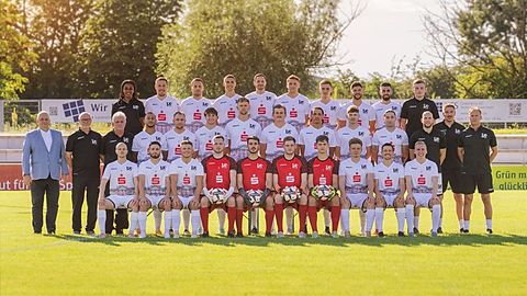 bere Reihe v.l.r. Jannice, Physio - Jonas Malsam, Kai Kleinert, Christian Reuer, Tobias Schongar, Arik Edelmann, Louis Knapp, Salvatore Muto, Emre Durmus, Maximilian Grub - Social Media Reihe Mitte: Michael Grub Vorstand Sport u. Marketing, Joachim Mössinger Teammanager,Dieter Knopp Betreuer, Daniel Oliveira, Kevin Sollorz,Paulino De Tullio, Christoph Batke, Levin Sandmann, Jermeine Quartin, Florian Neumaier, Galliano Krizaj André Walica Co-Trainer, Benny Britsch Trainer, Sascha Schmidt TW-Trainer Reihe unten v.l.n.r. Daniel Schiek, Semih Yurdakul, André Batschauer, Valentin Hess, Benedikt Gröll, Oliver Seitz, Jona Oberst, Julius Reinbold, Giacomo Wiczynski, Alessandro Sautter