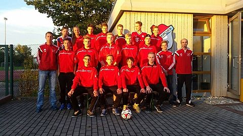 hinten von links: Johannes Götz, Michelle Beisel, Dustin Krüger, Simon Sponsel, Christoph Pitzlbacher, Thomas Genau und Christoph Wiltschko
Mitte v.l.: Trainer Matthias Beisel, Stefan Kastl, Fabian Obermeier, Roman Beinkofer, Felix Koch, Lukas Niemeier, Maxi Nickl und Co-Trainer Andy Häusler
Vorne v.l.: Fabian Baumann, Lukas Götz, Sandro Beisel und Justin Katheder
es fehlen: Mika Krinner, Marco Girlinger, Gracjan Kubas und Nikolai Zollner