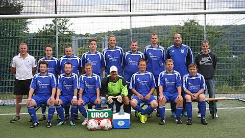stehend v.l.: Betreuer : Malinowski Thomas, Regitz Jan, Platz Ralf, Wißler Sascha, Beres Domenik, Lorschiedter Daniel, Cecchia Dominic, Zundel Marc (Trainer), Barthel Christian (Co-Trainer)
sitzend v.l.: Hauschke Manuel, Jungfleisch Patrick, Merten Marc, Henrichs Stefan, Marko Christian, Mees Marc, Klos Jörg.