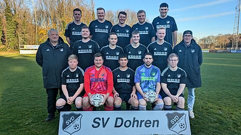 Vorne v.l.: Marlon Hempen, Florian Marquardt, Fabian Deters, Mirco Dieker, Sebastian Flemming.
Mitte v.l.: Trainer Michael Ruthmann, Fabian Sandhaus, Bastian Hempen, Dominik Becker, Tim Wilken-Tieke, BT Philip Burs.
Hinten v.l.: Timon Lübken, Axel Meyners, Jörg Schröder, Constantin Grote, Ben-Luca Deters.
Es fehlen: Nico Jansen, Alexander Schmidt.