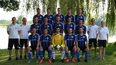 Team 2015/2016:
hintere Reihe von links: Manig, Kadler, Naumann, Platz, Kindschuh

mittlere Reihe von links: Bähr, Ballack (Trainer), Ketzmerick, Brandt, Groß, Lohse, Schön, Schwella (Betreuer), Schulze (ärztliche Betreuerin)

untere Reihe von links: Roy, Fiebow, Wende (TW), Runge, Fischer

es fehlen: P.Bresinski, Mucha, Bossenz, Thabow, Funk, A.Bresinski (Betreuer)