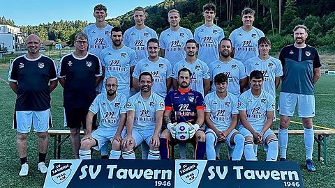 Obere Reihe (v. l. n. r.): Melvin Clemens, Bastian Zillgen, Fabian Densborn, Jacob Conze, Linus Roderich
Mittlere Reihe (v. l. n. r.): Trainer Markus Müller, Trainer Torsten Konter, Michael Magalios, Jonas Brill, Kevin Huber, Tim Rohlinger, Joe Metzdorf, Marc Metzdorf
Untere Reihe (v. l. n. r.): Nico Hellgrewe, Klaus Gebhard, Max Kintgen, Tim Mock, Raul Witt