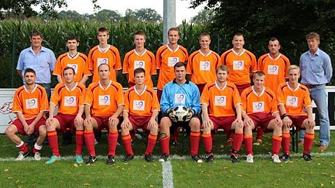 v.l.n.r. stehend: Michael Beehre, Roman Fries, Christoph Bengs, Thilo Willmeyer, Florian Westendorf, Philip Overbeck, Nils Kuttler, Alexander Althüser, Peter Ludmann
v.l.n.r. sitzend: Sergej Fries, Thomas Maurer, Thomas Trimpe, Lars Reinermann, Bastian Dieker, Reiner Schmees, Peter Bockstiegel, Dirk Soth-Igelmann