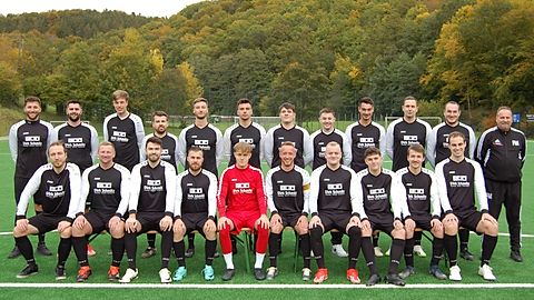 Stehend von links: Jan Dederichs, Lars Haag, Elias Sengstok, Marc Schmitz, Julian Bodenbender, Marius Königsfeld, Nick Eicks, Ben Bungart, Lars Kleefuß, Marc Burggraf, Ralf Ohlerth, Frank Müller | Sitzend von links: Daniel Reschetow, Noah Schäfer, Leon Schäfer, Kai Krieger, Lukas Lanzerath, Marco Jokić, Niklas Rhein, Luca Lenz, Simon Grünen, Lukasz Zsibrita