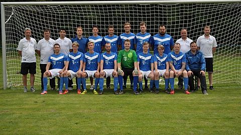 h.R.v.l: Stefan Wammetsberger (Trainer 1.Mannschaft), Marco Volz (Organisation), Gabriel SMart (Trainer 2.Mannschaft), Christian Speicher, Johnny Breitenbach, Patrick Gaukel, STefan Selchert, Felix Reinhardt, Bekir Yaranli, Holger Volz (Sportvorstand), Sebastian Beh (Torwarttrainer)

v.R.v.l: Paul Schreiber, Felix Wammetsberger, Martin Husemann, Oliver Völz, Moritz Geitner, Tim Friedrich, David Krieger, Jens Müller, Tobias Hartmann

es fehlen: Philipp Schreiber, Kevin Friedrich, Sven Janz, Sven Gaukel, Mirko Kühn (Trainer 2.Mannschaft), Marvin Winkler, Andre Markowitsch, Thomas Schreiber, Lukas Lavotha, Jonathan Lavotha. Pascal Michelberger