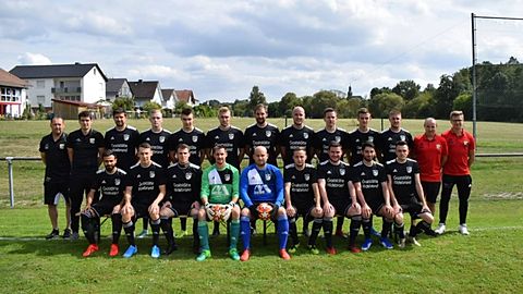 stehend von links nach rechts: Sportlicher Leiter: Thomas Hildebrand, Trainer: Daniel Schöppner, Alexander Stach, Eric Krämer-Schmidt, Jannik Hildebrand, Björn Schröder, Christoph Welker, Sebastian Rausch, Christian Ruhl, Timo Walper, Tobias Rakow, Andre Höpp, Physio : Kai-Luca Nahrgang sitzend von links nach rechts: Rami Al-Mudafer, Nico Ling, Sören Eidt, Daniel Rakow, Pascap Philippi, Christoph Döring, Julius Korzenek, David Steinbrecher, Dennis Schmidt Es fehlen: Julian Georg, Anselm Klemer, Clemens Rupp, Kevin Meyer, Marcus Weitzel