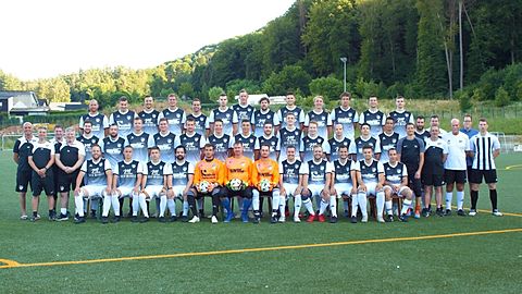 Obere Reihe (v.l.n.r.): Alexander Hein, Alexander Clemens, Julien Wallerich, Tobias Weber, Sebastian Wolf, Pascal Kirch, Sebastian Heinz, Martin Steffen, Johannes Weber, Jonas Müller, Johannes Luy, Torsten Dax, Marcel Schwarzenbarth Mittlere Reihe (v.l.n.r.): Sportdirektor Markus Müller, Cheftrainer Thomas Konz, Trainer SVT III Michael Binz, Co-Trainer SVT I Ralf Elteste, Christoph Löber, Julian Athen, Julian Kiefer, Fabian Weber, Daniel Gilweit, Sebastian Heinz, Karim Yahia, Niklas Athen, Niklas Wenner, Fabian Rausch, Sebastian Bittner, Benjamin Klein, Patrick Pütz, Tobias Kunz, Andreas Hein, Torwartrainer Harald Noner, Zeugwart Manuel Holderer, Torwarttrainer Gottfried Hein, Präsident Sebastian Junk, Trainer SVT II Erhard Gross Vordere Reihe (v.l.n.r.): Tim Rohlinger, Liam Tittizer, Kilian Felten, Klaus Gebhard, Mike Kratz, Marc Metzdorf, Max Kintgen, Dirk Rohles, Carsten Vogel, Sebastian Lang, Nico Kirch, Patrick Scherer
