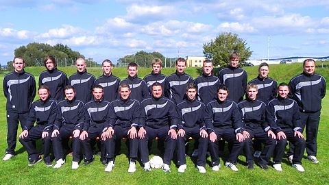 Hintere Reihe von links: Abteilungsleiter Christopher Simon, Michael Kirchberger, Philipp Neumann, Michael Greller, Stefan Zell, Michael Schmied, Ulrich Mauthner, Markus Heinersdorfer, Stefan Hausmann, Betreuer Stefan Christoph, Trainer Ayhan Yilmaz

Vordere Reihe von links: Philipp Danner, Markus Rohr, Daniel Allmeier, Ulrich Schmid, Artur Pensl, Christian Werner, Thomas Niedermeier, Stefan Scheibinger, Thomas Kern

Foto © Günter Budweg