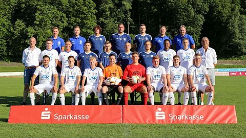 Oben von links: Trainer Abraham Martin, Co-Trainer Hofner Alex, Bretterklieber Martin, Kallmeier Lugge, Maka Adrian, Teammanager Wimmer Mane, sportl. Leiter Johann Kone Mitte von links: 2. Vorstand Otto David, Mazrekaj Kevin, Maier Georg, Akbaba Mustafa, Koch Kevin, Bock Christian, Fuchs Matthias, Janneh Agibu, Jahn Arthur, 1. Vorstand Otto Reinhard Unten von links: Herget Sven, Weber Max, Orlet Luca, Bühler Jan, Kerscher Tom, Stockinger Pascal, Bugarin Martin, Kerscher Stephan