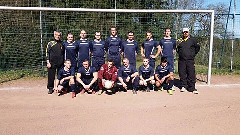 stehend von Links nach Rechts : Betreuer Josef Klankert , Andre Preis , Raphael Becker , Stephan Dähne , Timo Alten , Michael Prison , Daniel Schmitt , Timo Schenten , Trainer Frank Klankert 
Knieend von Links nach Rechts : Eduard Bayer , Tim Wildförster , Max Volprich , Valon " Schuki " Demaj , Sebastian Hauser , Alexis Seibert