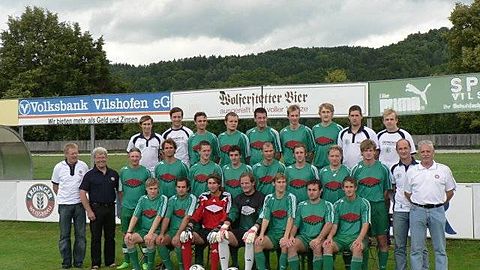 Das Aufgebot des FC Vilshofen in der Saison 2007/08 (Bezirksliga und Reserve in der A-Klasse Vilshofen
Hínten v.l.n.r.: Hofmann Stefan, Hifiger Andreas, Ratzenböck Thomas, Potstada Sebastian, Wellner Marco(C), Bosse Andreas, Tolksdorf Udo, Konrad Matthias, Lang Tobias
Mitte v.l.n.r.: Hans Wallner (2.VS), Kurz Edi (1.VS), Weber Alex, Keil Martin, Knogler Matthias, Wallner Michael, Kühn Markus, Fischhold Uli, Feldmeier Alex, Bumberger Christian (Trainer, Hifiger Viktor (Betreuer 2. Mannschaft), Stadler Josef (sportl. Leiter 1. Mannschaft), Schmid Karlheinz (AL)
Vorne v.l.n.r.: Schneider Felix, Schober Thomas, Dippl Alex (TM), Sauer Markus (ETM), Pfefferkorn Thomas, Ratzenböck Markus, Konrad Stefan.
Es fehlen: Lerbinger Rudi, Well Norbert, Bumberger Florian, Zacher Markus, Fischer Andi, Peter Zacher (Betreuer)