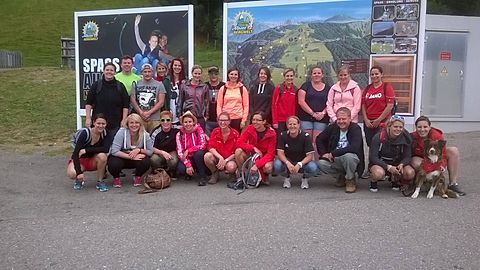 CSC Frauen starten in die Saisonvorbereitung

Hoch hinaus ging es für die Frauen des CSC Batzenhofen-Hirblingen zum Auftakt der Vorbereitung auf die kommende Spielzeit. Immenstadt und die dortige Alpsee-Bergwelt war das Ziel der Spielerinnen und ihrer  Trainer. Dort verbrachten sie einen abwechslungsreichen Tag bei einer Wanderung und dem Besuch des Kletterwalds Bärenfalle. In schwindelerregender Höhe stellten sich die CSC Mädels den Herausforderungen von  Bayerns größtem Hochseilgarten. Nach den Anstrengungen des Tages und nachdem alle wieder sicheren Boden unter den Füßen hatten,  gab es noch ein gemeinsames Essen auf der Hütte ehe es mit dem Alpsee Coaster, Deutschlands längster Ganzjahres Rodelbahn wieder ins Tal ging. Mit diesem tollen Erlebnis starten die CSC Girls  mit zahlreichen Neuzugängen in eine intensive Vorbereitung  auf die kommende Saison um in der Bezirksliga und mit der neu gemeldeten zweiten Mannschaft in der Kreisklasse  auch die Gipfel zu stürmen. (kajü)