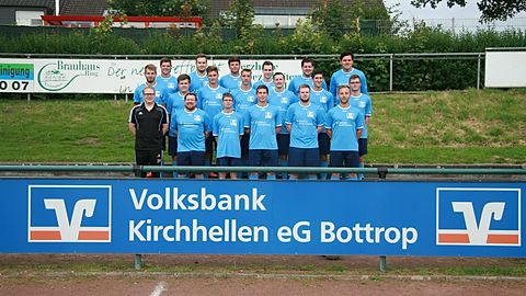 Oben v.l.n.r.: Matthias Vosbeck, Alexander Velden, Tobias Schmelzer, Florian Debuck, Christoph Bleyleven, Stefan König
Mitte v.l.n.r.: Jens Kurapkat, Niklas Elemans, Frederik Schulte-Terhusen, Klaus Burke, Dennis Verkamp, Christopher Knyn, Robin Girnat
Unten v.l.n.r.: Michael Voßbeck(Trainer), Christoph Voßbeck, Julian Schickerling, Hannes Jandewerth, Christoph Jesenek, David Mentzel