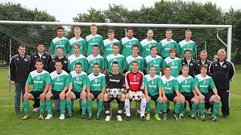 Obere Reihe v. links: Matthias Eckl, Daniel Reis, Stefan Scheck, Markus Pfannenstein, Joachim Baumer, Werner Gabler, Daniel Kellner, Rene Pawlak;
Mittlere Reihe v. links: 1. Vorstand Stephan Gäbl, 1. Abt.-Leiter Stephan Zimmet, 2. Abt.-Leiter Wilhelm Greber, Stefan Hägler, Daniel Kiesl, Ulrich Pühler, Manuel Löffelmann, Stefan Haberl, Stefan Bauer, Trainer Stefan Grünauer, Betreuer Erich Löffelmann, 2. Vorstand u. Betreuer Helmut Tröger;
untere Reihe v. links: Christian Schäffer, Kai Sempf, Florian Stadler, Manuel Rötzer, Patrick Herdegen, Thomas Preisser, Benjamin Rosnau, Daniel Tröger, Siegfried Tröger, Matthias Meier;