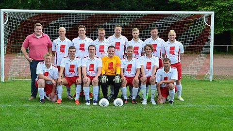 Von oben links nach rechts:
Christian Zirkelbach (Teammanager), Nils Niemeyer, Philipp Horst, Patrick Vosgröne, Sebastian Klenke, Markus Heller, Alexander Grebe, Benjamin Buggert
Von unten links nach rechts:
Pascal Rehnen, Marco Martin, Tim Fahrenkamp, Mirco Bredenförder, Daniel Kohring, Tom Dierksheide, Markus Thölmann
Es fehlen:
Daniel Niemeyer, Daniel Schröder, Steffen Mann, Maik Kornetzki, Sören Pieper, Jörg Brockmann, Christian Lütjerath, Maik Steinmeyer (Betreuer), Sven Krämer (Hauptsponsor)