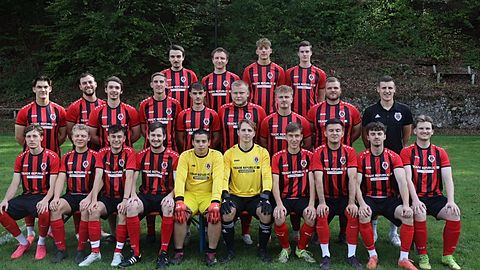 von links unten: Tobias Kling, Lennart Steinbach, Simon Hummel, Luca Bechtold, Levent Mela, Lukas Koller, Niklas Haslbeck, Mario Vincetic, Andreas Schunk, Paul Schroll.
von links Mitte: Anian Magyari, Johannes Wieser, Christian Knoblich, Philip Ertl, Constantin Reuter, Tobias Mayr, Andreas Hackenberg, Philip Stacheter, Maximilian Heininger (Trainer Herren 2).
von links oben: Fabian Spataru, Tobias Maier, Tizian Heinke, Timon Mißbach