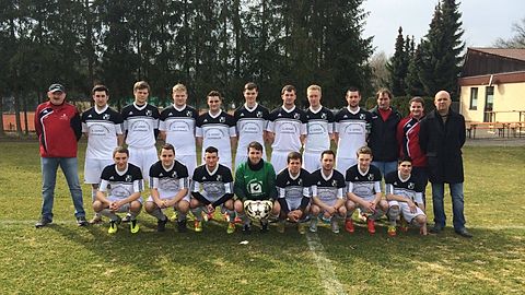 Oben v.ln.r: Trainer Joseph Kamm, Nils Röthig, Jonas Debuschewitz, Fabian Kugler, Christian Hofmann, Thomas Menhorn, Stefan Nusselt, Anton Möbius, Marc Beß, Betreuer Jürgen Wörlein, Spielleiter Matthias Burkhardt, Betreuer Tobias Dorschner

Unten v.l.n.r: Daniel Herzog, Yannik Dorschner, Jens Brüderer, Florian Mahr, Andreas Birkmann, Erol Sefünc, Niklas Lischka, Tim Kawohl