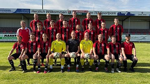 Oben (v.l.n.r.): Marco Ahlers, Niklas Berens, Andre Stroot, Niels Olthoff, Marek Hüsers, Lars Olthoff
Mitte (v.l.n.r.): Heinz-Gerd Hemmeke (TR), Zakhar Prus, Roman Korte, Henning Niers, Christian Ahlers, Robin Lögering (C), Christopher Gebbeken, David Plass
Unten (v.l.n.r.): Matthias Pollmnann, Philipp Burgemeister Denys Prus, Tim Robben, Lucas Janzen, Fabian Niers, Michael Rausch, Thomas Kocks, Timo Joostberends (BT)

Es fehlen: Florian Kocks, Janusz Nowak, Markus Kocks (BT)