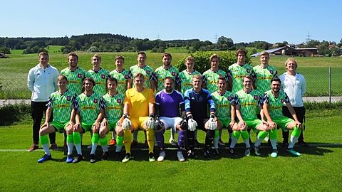 v.oben links: Julian Hofmeister, Andreas Morhardt, Luis Löffler, Johannes Koller, Manuel Lucke, Dominik Wagner, Daniel Boscariol, Benjamin Markthaler, Fabian Hufmann, Patrik Herkommer, Markus Reiefler. v. unten links: Sebastian Gerlach, Robert Königsberger, Gwendal Schiele, Tim Becker, Christopher Lang, Manuel Albrecht, Marius Freund, Dennis Hailand, Bora Imamogullari