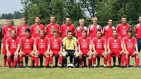 h.v.l. Stefan Plattner, Patrik Beinlich, Tobias Ehlert, Andreas Lehner, Franz Nömmer, Patrik Mayerhofer, Jürgen Lachauer, Daniel Schneiderbauer, Michael Mayerhofer, Christian Griesbacher, (Spieler-)Trainer Klaus Lehner
v.v.l. Rene Henning, Simone Lombardi, Michael Janotta, Alexander Legler, Patrik Böhm, Johannes Stadler, Bernhard Aigner, Manuel Böhm, Korbinian Fuchshuber
Foto: FuPa/Santner