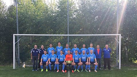 2. Reihe stehend von links: Bernd Germer(Vorstand), Henning Löders, Stefsn Fricke, Steffen Arndt, Michel Kosinski, Janos Hielscher, Frank Grüning( Sponsor), Andreas Amelung (Trainer)

1. Reihe sitzend von links: Julian Ilse, Robert Scheppers, Lukas Kohlmeister, Max Grüning, René Doege, Dominic Kosinski, Alex Laub