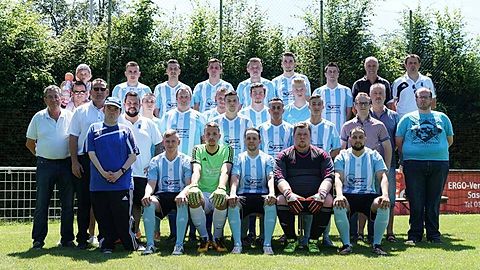 obere Reihe v.l.n.r.: Patrick Alt (Physio), Tim Müller, Amaury Trunck, Steven Bellario, Felix Festor, Kevin Gatti, Fabian Meyer, Joachim Stutz (Trainer), Witold Przibylla

mittlere Reihe v.l.n.r.: Dieter Petry (Vorstand), Peter Zimmer (Vorstand), Sascha Schön (Vorstand), Sofyen Benchabir, Björn Wagner, Ricardo Schröter, Heiko Urschel, Maximilian Feller, Jean Birgensler, Daniel Decker, Justin Schmidt, Benjamin Martin (Vorstand), Thilo Reichert (Vorstand), Maik Lafontaine (Vorstand)

untere Reihe v.ln.r.: Sven Schwarz, Kevin Schultheis, Philipp Johann, Dennis Giannitti, Björn Köcher, Rosario Callari