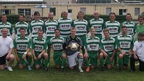 hintere Reihe (v.l.n.r.): Stefan Tanz, Erik Wehner, Alexander Tanz, Sebastian Knape, Mario Fähse, Marcel Rönicke, Enrico Schlainitz, Sascha Kleinschmidt, Denny Kwiatkowski, Betreuer Ingo Grimm

vordere Reihe (v.l.n.r.): Co-Trainer Daniel Schwibbe, Paul Lehmann, Stefan Zeitfuchs, Carsten Schlag, Stephan Ganz, Maximilian Schmied, Stefan Gossmann, Sören Didjurgies, Trainer Rainer Müller

es fehlen: Christoph Kopitzki, Nico Heim, Patrick Bonin