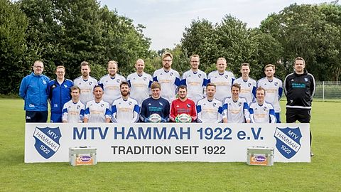 Hinten v.l.
Obmann Heiko Reinboth, Betreuer Christian Meybohm, Spieler: Sven Böttjer, Lukas Fuchs, Matthias Braack, Axel Bube, Michael Breuer, Michael Suhr, Eike Goossen, Bastian Breuer, Trainer Karsten Sorge
Vorne v.l.
Patrick Böttjer, Artur Walencik, Björn Gebers, Maik Bube, Patrick Schäfersbirken, Till Funke, Bastian Vollmers, Jonas Petruck.

Es fehlen: Co-Trainer Niels Landgraf, Ole Holst, Robert Plaumann, Thies von Bargen, Durim Shabanaj, Christian Markau, Tjorven Middeke, Bendix Kliess, Niklas Lattmann, Christoph Jezior, Lars Breuer, Maik Bammann, Sönke Haack,