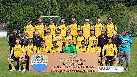 obere Reihe (v.l.n.r.) S.Kretzler, R.Panz, M.Kimmel,M.Freymüller,H. Lorch,E.Zeis,A.Rott,F.Kreß. Mittlere Reihe (v.l.n.r.) Vorstand M.Trautmann, Jugendleiterin B.Sütterlin, AH -Leiter T.Bernhard, R. Zimmermann,T. Barutzki,A.Aigner,G.Laule,N.Klinger, Trainer B. Niedergesäß, Co-Trainer T. Reidl, Spielausschuss E.Gengenbacher. Untere Reihe (v.ln.r.)M.Kretzler,M.Sworek, N.Marx,D.Klinger,D.Sollmann,Ebel, P.Ebel, S.Ohlhauser.