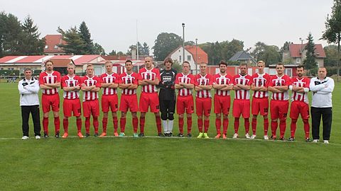 Co-Trainer Carsten Langner, Spieler-Trainer Tim Hoffmann, Harald Haarbrandt, Paul Wegner, Riccardo Großmann, Robert Schmäck, Mino Schmidt, Philipp Thom, Stephan Siegel, Phil Dümling, Dennis Antonatus, Dennis Grimm, Constantin Grüger, Robert Fandrich, Daniel Koprek, Betreuer Uwe Lehmann (v.l.)

Es fehlen: Jeremy Pascal Großmann,Max Klöppel,Pazor David Marquardt, Maximilian Ringk, Patrick August, Roberto Landgraf, Norman Richter