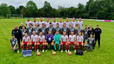 Hinten v.l.n.r.: Andreas Zaschka, Volkan Kuzpinari, Toni Stahl, Werner Katholing, Jonas Helgert, Niko Vater, Benedikt Namberger, Manuel Janker, Tobias Ach
Mitte v.l.n.r.: Herbert Meierl, Michael Piehler, Marco Schön, Maximilian Zehent, Berthold Völkl, Sandro Popp, Fabian Winter, Tobias Kleber, Timo Vater, Tobias Münchmeier, Simon Weig, Christian Stahl, Daniel Vater, Alexander Schön, Stefan Schneider
Vorne v.l.n.r.: Philipp Prölß, Mykyta Kostrik, Patrik Schneider, Marco Völkl, Marco Baumer, Jonas Seer, Moritz Hartwig, Oussama Chhoud, Luca Enslein, Paul Hartwig