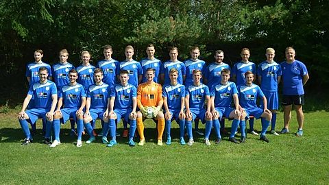 hinten vl.
Spielertrainer Tobias Silberhorn, Achim Stehle, Patrick Schindler, Chris Hafner, Felix Schellhammer, Leon May, Samuel Bisinger, Timo Grupp, Tobias Grupp, Rudolf Kost, Co-Trainer Didar Muhedeen, Max Bisinger, Mädchen für Alles Hartwig Eberhart
vorne vl.
Daniel Bisinger, Tobias Grupp, Philipp Fechter, Aaron Haid, Oliver Fahrner, Pascal Kotz, Sebastian Wörz, Mike Theilacker, Rafael Stehle
Auf dem Bild fehlen: Fabian Binder, Fabian Braun, Steffen Hafner, Gunnar Huber
Spielführer: Aaron Haid
Spartenleiter: Rudolf Kost
Die Mannschaft und der Verein bedankt sich bei der Firma WEKO für die Ausrüstung.