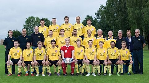 Hinten v.l.: Mat. Gulitz, Bopp, Zürn, Krauß, Lang
Mitte v.l.: T. Britsch (Presse), Watzl (2. Vorst.), Klempp (1. Vorst.), Haas (Tr.), Luft (Tr.), M. Özmen, D. Özmen, Kemmer (Betr.), Schleifer (Betr.), Schön (Stadionspr.), Man. Gulitz (2. Vorst. Förderverein), 
M. Britsch (Spielleiter und 1. Vorst. Förderverein)
Vorne v.l.: Schön, Grünewald, Protze, Yüksel, Pflugfelder, Kontny, Stiefel, Kneifel, Can, Weiss	Foto: Weindl