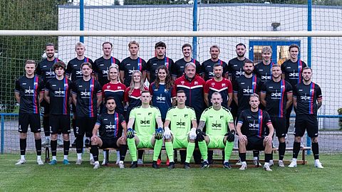 𝗛𝗶𝗻𝘁𝗲𝗻: Mašo Erović, Konrad Korngiebel, Tobias Berndt, Hannes Dähne, Niclas Taubert, Pascal Mittler, Maximilian Roß, Eric Steven Nicodemus, Jamie Wagner, Josua-Felipe Frühauf

𝗠𝗶𝘁𝘁𝗲: Ernst-Moritz Arndt, Vladyslav Pronichkin, Tom Bierschenk, Stefanie Scharf, Pauline Kasper, Carolin Walther, Andreas Wellmann, André Jentsch, Moritz Kothe, Tim Knerler, Lauris Voigt

𝗩𝗼𝗿𝗻𝗲: Alexander Friedrich, Fabrizio Przigode, Lucas Bartz, Dennis Jung, Danny Wagner

𝗘𝘀 𝗳𝗲𝗵𝗹𝗲𝗻: Miran Özkan, Maik Völkner, Maik Hyß, Lukas Kretz, Oliver Hillemann