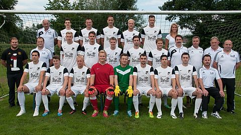 Hintere Reihe (v.l.n.r.): Klaus Lauber (Co-Trainer), Benedict Schneider, Sebastian Räpple, Michael Stammler, Ivan Pede, Manuel Meier, Carmen Gempp (Physiotherapeutin)
Mittlere Reihe (v.l.n.r.): Aron Stiefvater (Sponsor), Heiko Günther (Trainer), Dominik Kammerer, Florian Herr, Andreas Schatz, Tobias Jakob, Johannes Bastian,Bernd Schaffner (Sportlicher Leiter), Michael Wagner (Sportvorstand), Bernd Stammler (Betreuer), Klaus Hässler (Betreuer)
Vord. Reihe (v.l.n.r.): Daniel Stammler, Timo Glattacker, Michael Stiefvater, Pascal Oldenburg, Stefan Räpple, Simon Rübin, Salvatore Di Mattia, Kai Stellmacher, Markus Rosskopf (Betreuer)