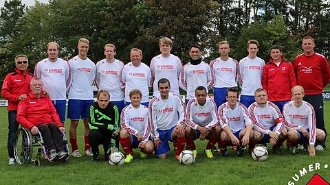 hinten v.l.: (Spieler in weiß) Steffen Gorath · Tobias Zusann · Fabian Bremer · Jürgen Schlichte · Kevin Strauß · Hasan Demir · Eugen Zerbian · Alexander Rots · Trainerspieler Viktor Feller · CoTrainer Christian »Charly« Braun 
vorne v.l.: (Mannschaftsverantwortliche in rot) Helmut Haack · Klaus Martens · Torwart Kai Haack · Sebastian Honermeier · Anmar Hamadi · Uwe Rohde · Mirco Hiddersen · Nils Hansing · Nikolai Reimers